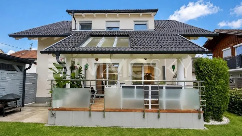 Hausansicht mit Garten und Terrasse