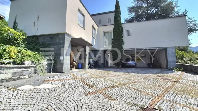 Haus mit Vorplatz