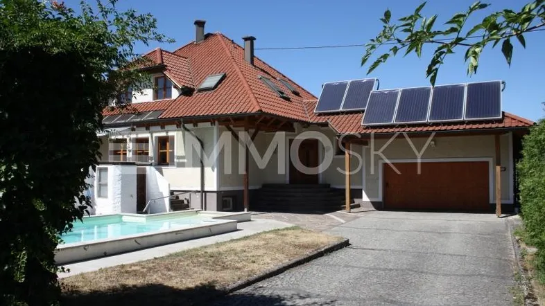 Villa mit Doppelgarage