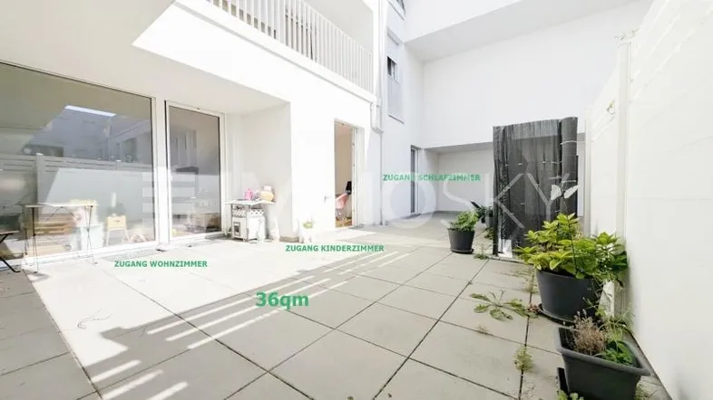 Geräumige Terrasse mit Zugang zu Wohnzimmer, Kinderzimmer und Schlafzimmer, ideal für Entspannung im Freien.