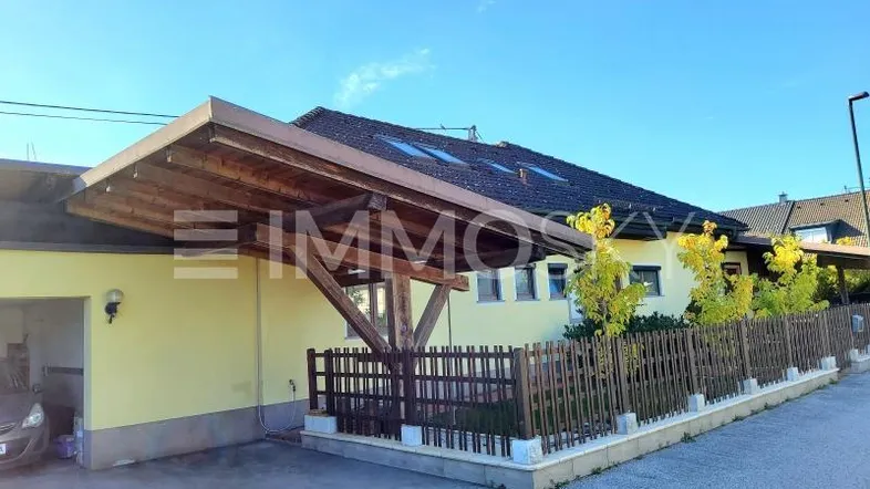 Bungalow mit Carport und Garage