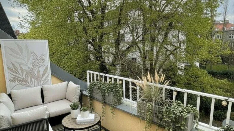 Gemütlicher Balkon mit Sitzgelegenheiten und Blick ins Grüne, ideal zum Entspannen.