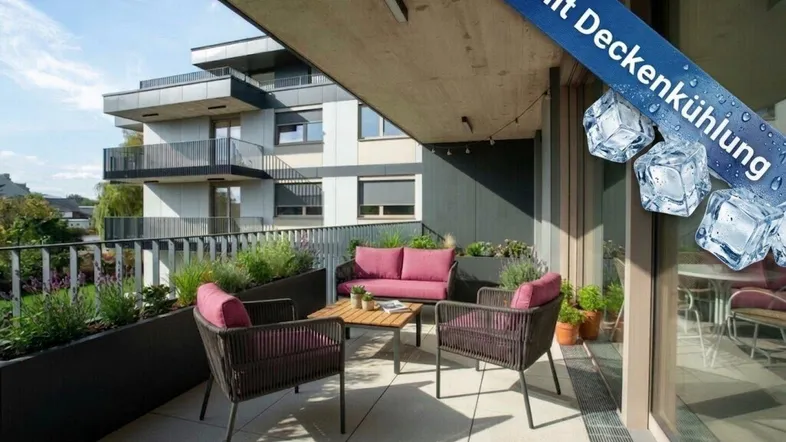Großer Balkon mit modernen Gartenmöbeln, Pflanzen und Blick auf ein weiteres modernes Gebäude.