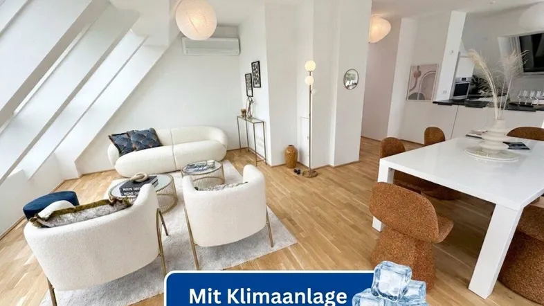 Helles, modern eingerichtetes Wohn- und Esszimmer mit Holzboden und Dachschrägen, ausgestattet mit Klimaanlage.