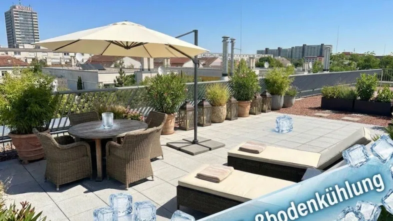 Geräumige Dachterrasse mit Essbereich, Sonnenliegen und Pflanzen, ideal für Entspannung im Freien.