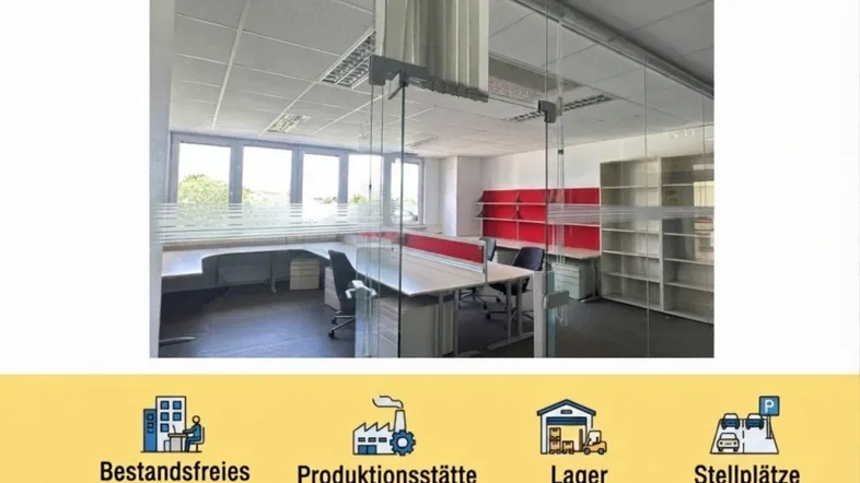 Helles Büro mit Glaswänden, modernen Arbeitsplätzen und Regalsystemen, ideal für flexible Nutzung.