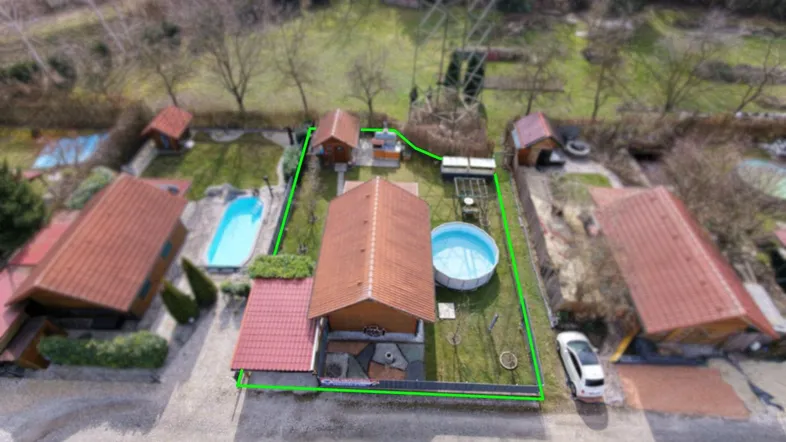 Luftaufnahme eines Grundstücks mit Einfamilienhaus, Garten und zwei Pools.