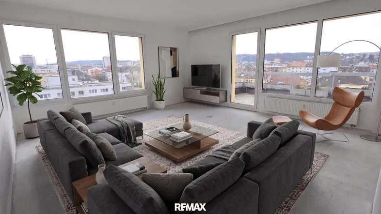 Modernes Wohnzimmer mit großem Sofa, stilvoller Einrichtung und weitem Blick über die Stadt durch große Fenster.