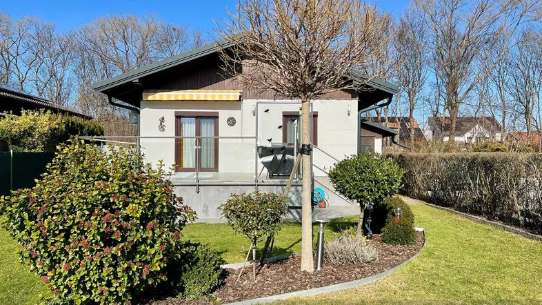 Klein, fein &amp; ganzjährig bewohnbar – Bungalow auf Pachtgrund in Seelage