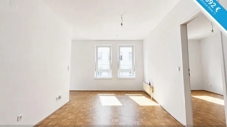 Helles Zimmer mit Fischgrätparkett und weißen Wänden, bereit zur individuellen Gestaltung.