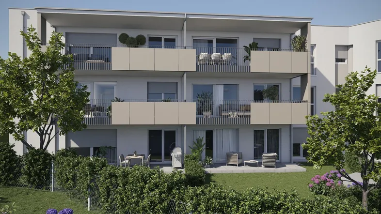 Moderne Wohnanlage mit Balkonen, Terrassen und gepflegten Grünflächen in sonniger Lage.