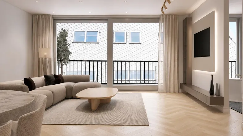 Modernes Wohnzimmer mit hellem Fischgrätparkett, großflächigen Fenstern und minimalistischer Einrichtung.