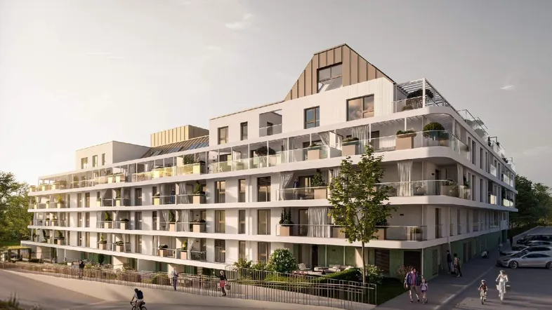 Moderne Wohnanlage mit gestufter Architektur, zahlreichen Balkonen und umliegenden Grünflächen.