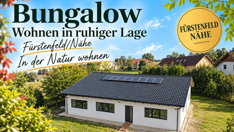 Moderner Bungalow mit Solaranlage in ruhiger, grüner Umgebung und weiteren Häusern im Hintergrund.