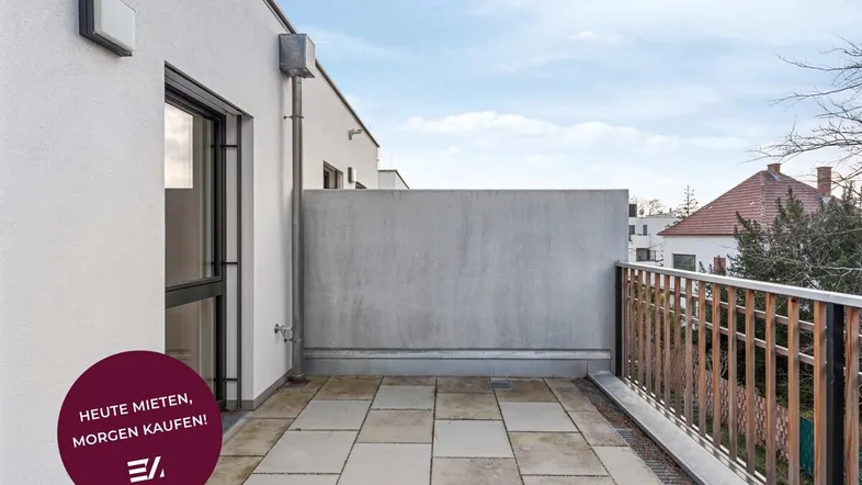 Geräumige Terrasse mit Steinplatten und Blick auf die Umgebung, ideal für Entspannung im Freien.