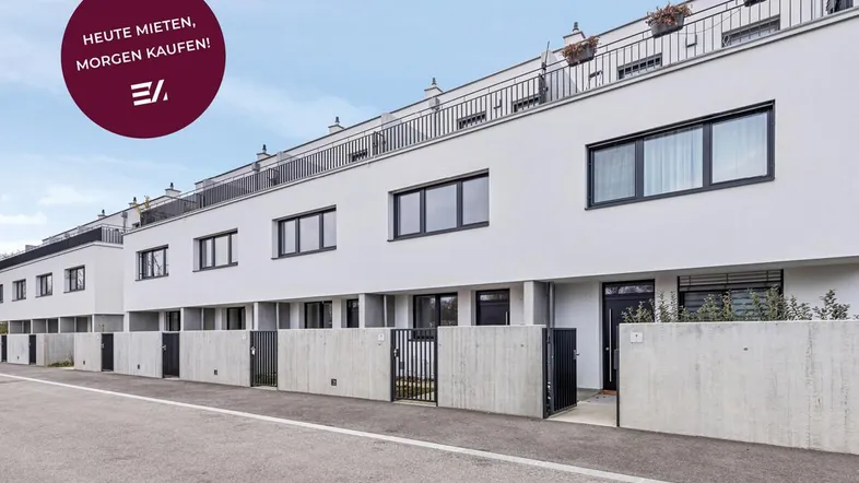 Moderne Reihenhäuser mit weißer Fassade und privaten Eingangsbereichen.