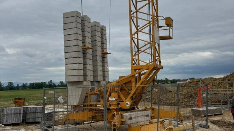 Ein großer Baukran steht auf der Baustelle, bereit für die nächsten Bauphasen.