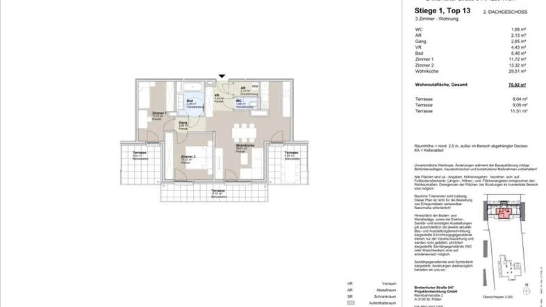 Grundrissplan einer Wohnung mit drei Zimmern, zwei Bädern und mehreren Terrassen.