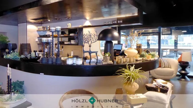 Modern gestalteter Innenbereich mit geschwungener Theke und stilvoller Dekoration, ideal für eine Lounge oder Bar.