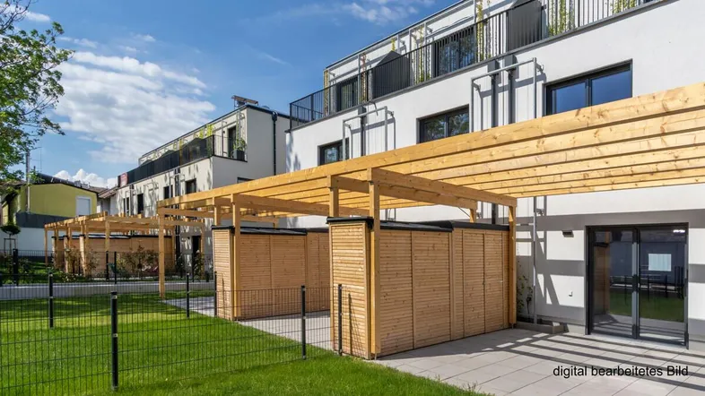 Moderne Reihenhäuser mit privaten Gärten und Terrassen, geschützt durch Holzpergolen unter blauem Himmel.