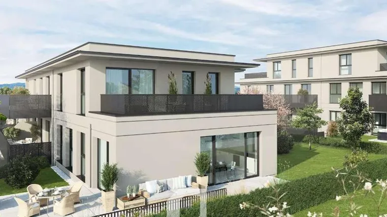 Moderne Wohnanlage mit großzügiger Terrasse, Garten und Blick ins Grüne.