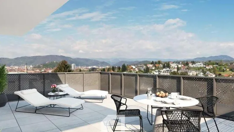 Große Dachterrasse mit modernen Gartenmöbeln und weitem Blick auf die umliegende Berglandschaft.