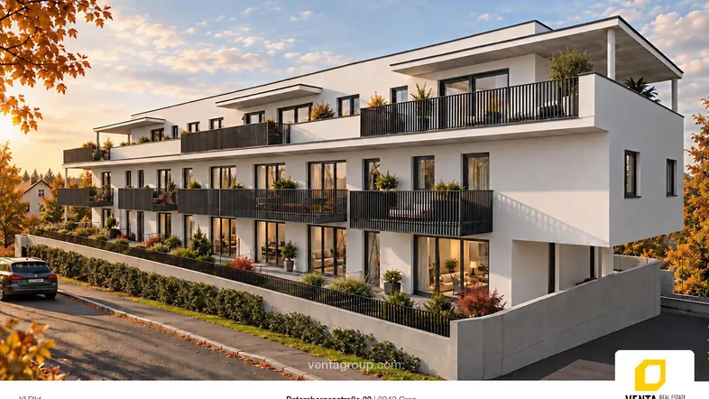 Moderne Wohnanlage mit weißer Fassade, großen Fenstern und Balkonen in sonniger Umgebung.