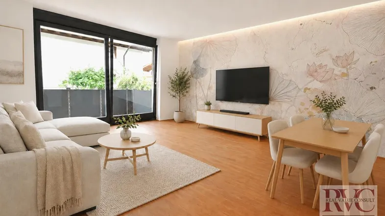 Heller Wohn- und Essbereich mit modernem Design, Holzboden und Zugang zum Balkon.