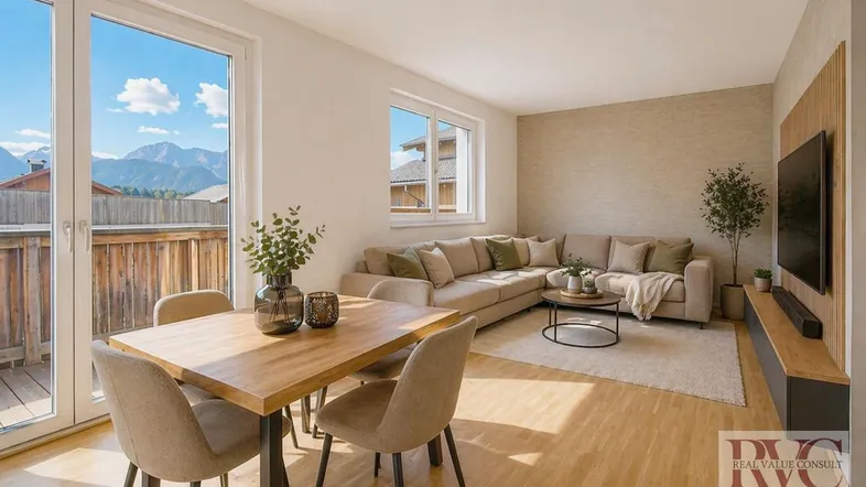Heller Wohn- und Essbereich mit Holzboden, Zugang zum Balkon und Bergblick.