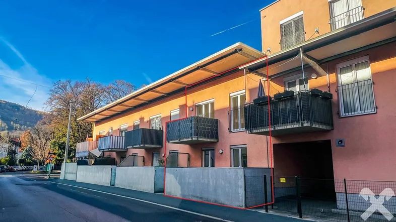 Mehrfamilienhaus mit mehreren Balkonen und einer gepflegten Fassade an einer Straße.