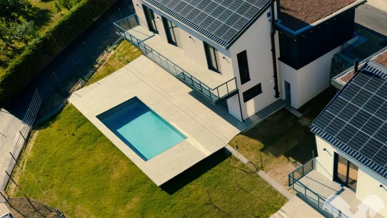 Luftaufnahme Haus mit Pool