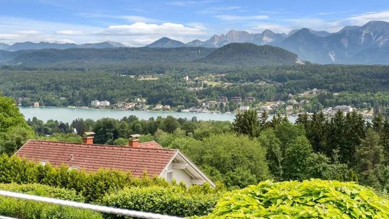 Malerischer Ausblick auf den Wörthersee und die umliegende Berglandschaft von der Immobilie aus.
