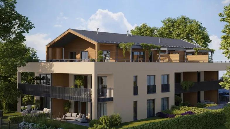 Moderne Wohnanlage mit Holzfassade, großen Balkonen und Terrassen in grüner Umgebung.