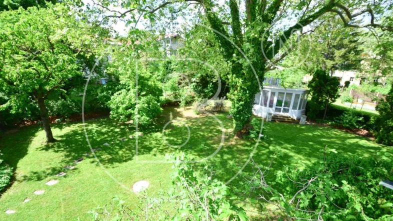 Großer, gepflegter Garten mit altem Baumbestand und einem charmanten Salettl im Hintergrund.