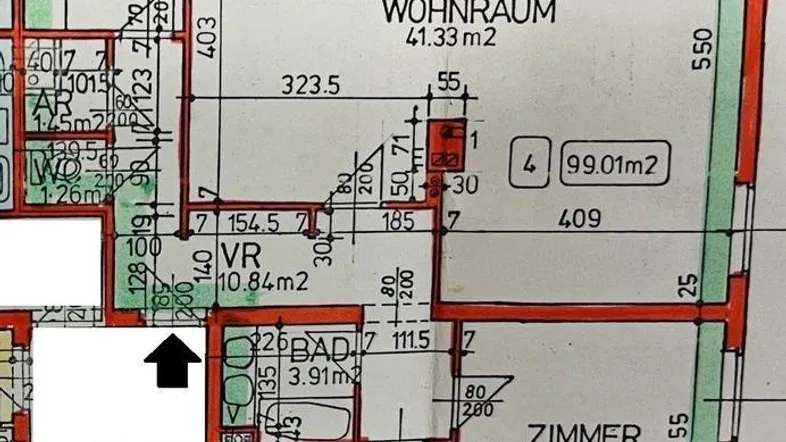 Grundriss einer Wohnung mit Wohnraum, Küche, Zimmer, Bad und Loggia.