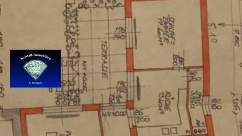 Grundriss des Erdgeschosses mit Wohnraum, Küche, Bad und einer großen Terrasse.
