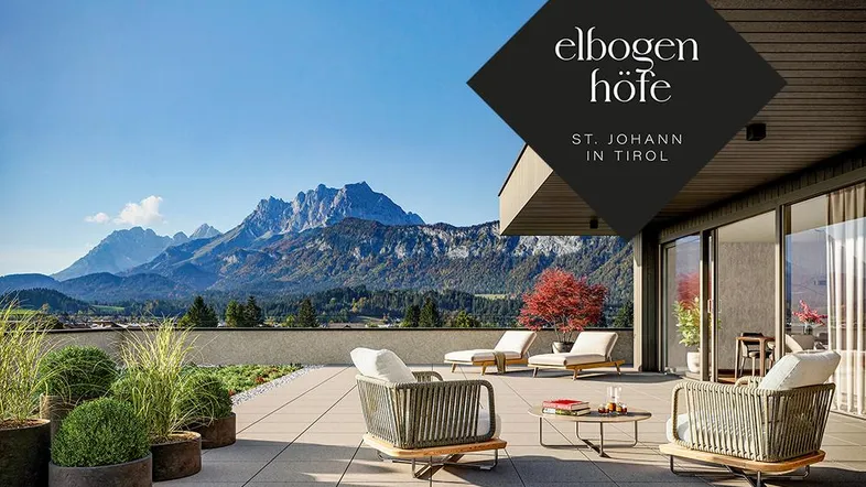 Geräumige Terrasse mit modernen Loungemöbeln und atemberaubendem Bergblick unter blauem Himmel.