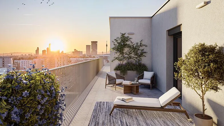 Große Dachterrasse mit bequemen Loungemöbeln, Pflanzen und einem weiten Blick über die Stadt bei Sonnenuntergang.
