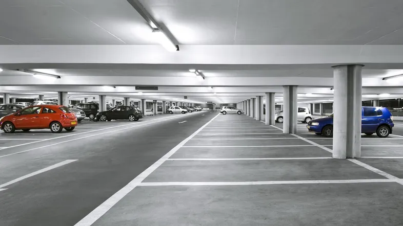 Geräumige Tiefgarage mit zahlreichen Stellplätzen und heller Beleuchtung, ideal für Bewohner.