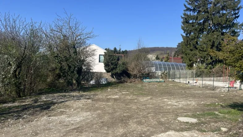 Unbebautes Grundstück mit Blick auf die umliegende Natur und teilweise bewachsenem Gelände.