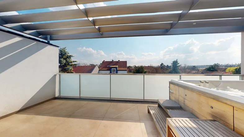 Geräumige Dachterrasse mit Whirlpool, Sitzgelegenheiten und weitem Blick über die Umgebung.