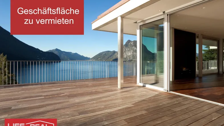 Große Holzterrasse mit atemberaubendem Seeblick und Bergblick, verbunden mit dem Innenbereich durch Glasschiebetüren.