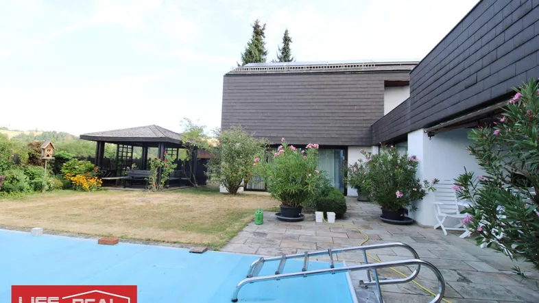 Großer Gartenbereich mit Pool, Terrasse und einem charmanten Holzpavillon, umgeben von viel Grün.