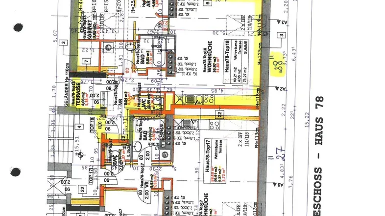 Grundrissplan des Dachgeschosses mit mehreren Wohneinheiten und Terrassenbereichen, inklusive Maßen.