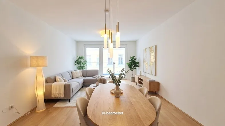 Heller, offener Wohn- und Essbereich mit modernem Design, Holzboden und Zugang zu einem Balkon.