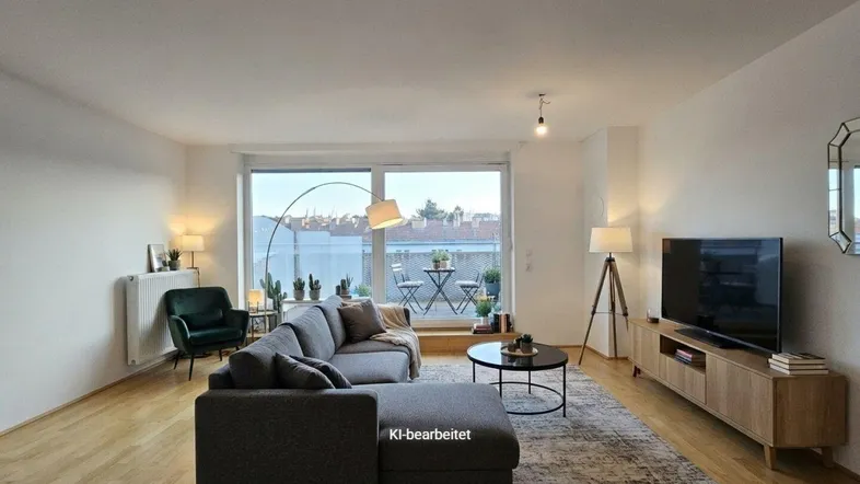 Helles Wohnzimmer mit modernem Sofa, Holzboden und Zugang zu einem möblierten Balkon mit Stadtblick.