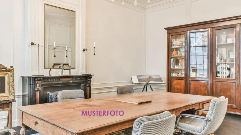 Ein elegantes Büro oder Konferenzraum mit einem großen Holztisch, einem Kamin und einem antiken Bücherschrank.