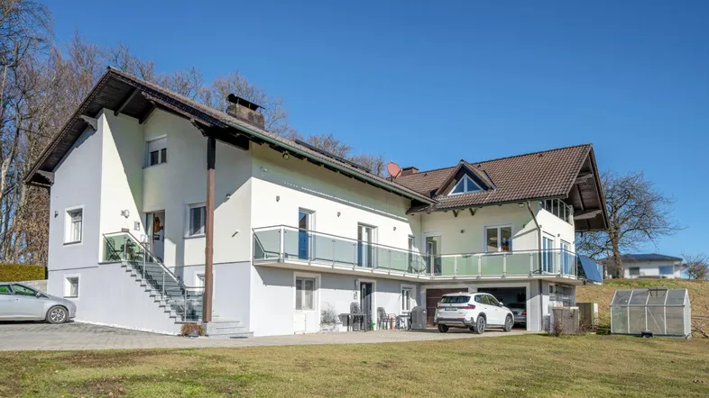 Großzügiges Einfamilienhaus mit mehreren Balkonen, Garage und Garten in sonniger Lage.