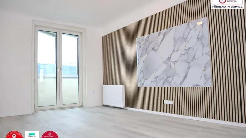 Heller Raum mit modernem Holzlatten-Akzentwand, Marmor-Dekor und Zugang zur Loggia.