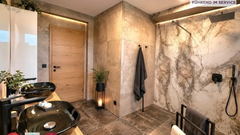Modernes Badezimmer mit begehbarer Dusche, dunklen Waschbecken und stilvollen Fliesen.